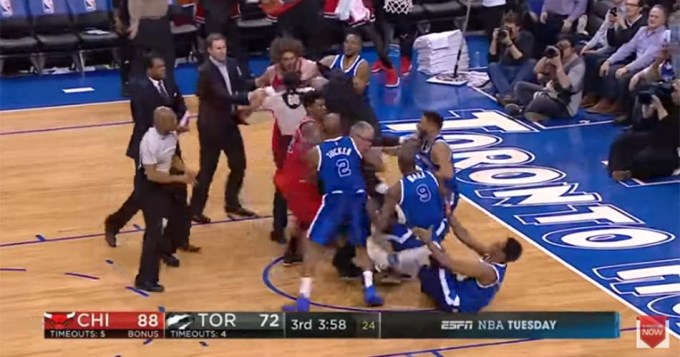 Se "embocaron": partido de la NBA termin&oacute; a las pi&ntilde;as