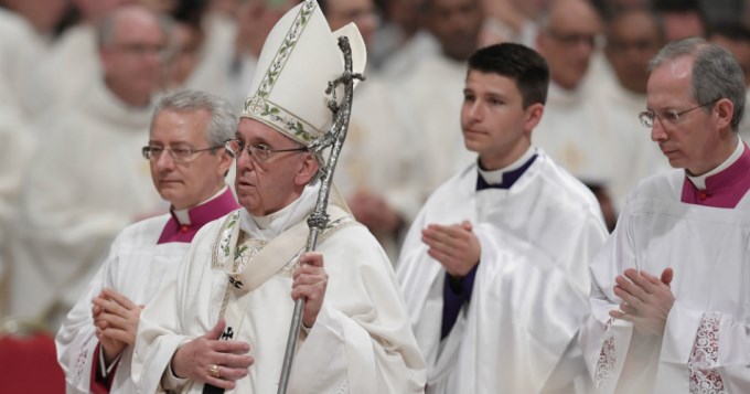 Francisco denunci&oacute; "el peso de la corrupci&oacute;n" en Vigilia Pascual