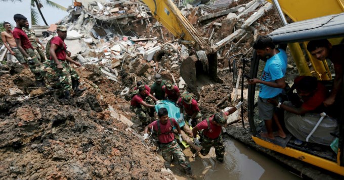 Monta&ntilde;a de basura se desplom&oacute; y mat&oacute; a 16 personas