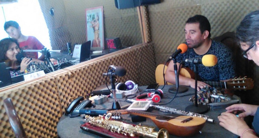 El m&uacute;sico "Tito" &Aacute;valos en el estudio