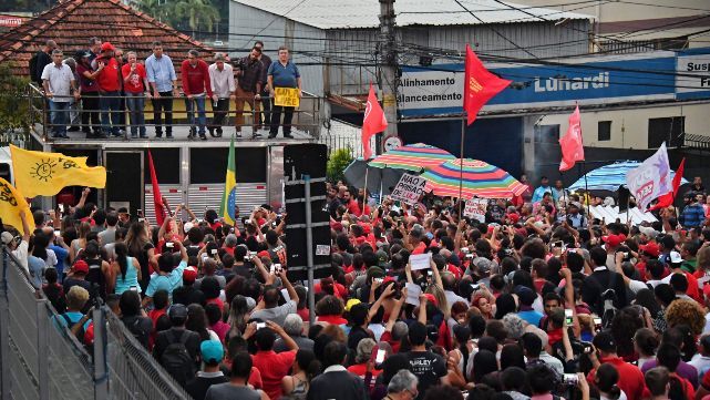 Lula quiso entregarse pero militantes no lo dejaron