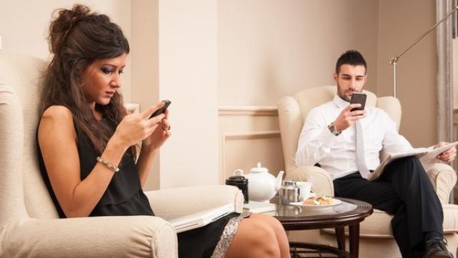 M&aacute;s de la mitad de las parejas discuten por el uso excesivo de celulares