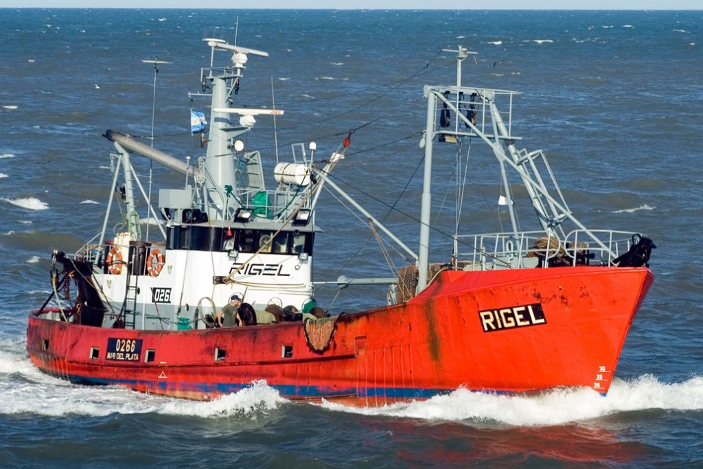 Buque desaparecido: 32 barcos, dos helic&oacute;pteros y un avi&oacute;n buscan al Rigel en medio de fuertes vientos