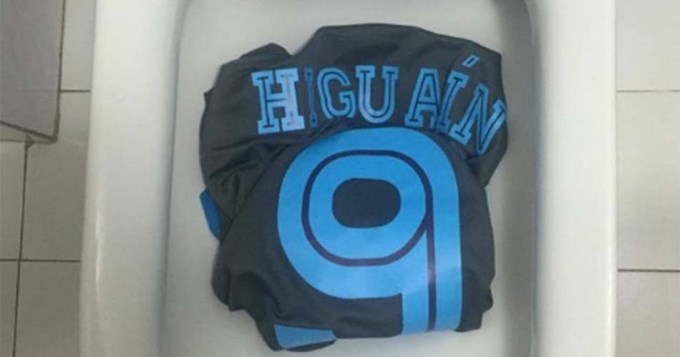En Napoli queman y tiran al inodoro las camisetas del "Pipita"