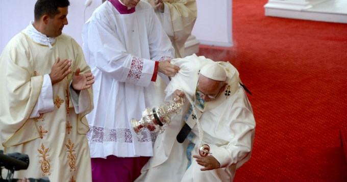 Francisco se cay&oacute; durante una misa en Polonia