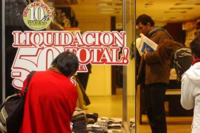 Por la ca&iacute;da en las ventas, lanzan rebajas de hasta 60%