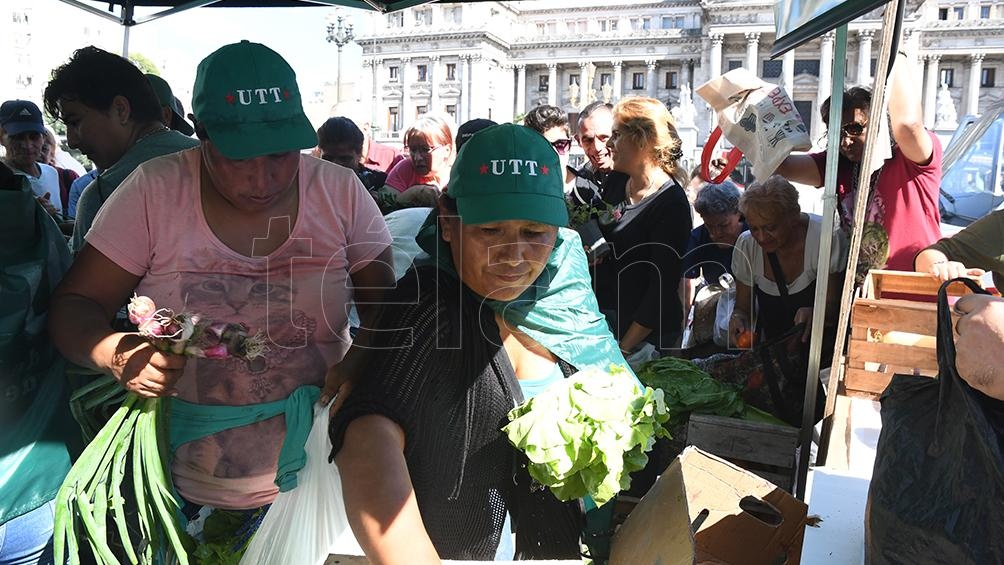 Productores de la econom&iacute;a popular organizan "alimentazo" en Plaza de Mayo
