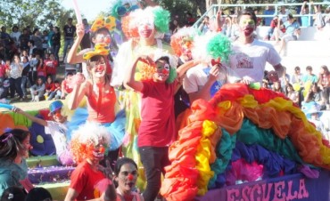 Estudiantes demostraron su creatividad con las carrozas