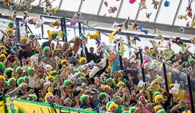 Hinchas provocaron lluvia de peluches" para ni&ntilde;os enfermos