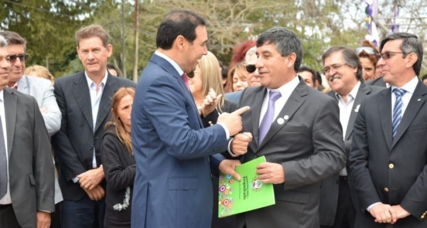 Vald&eacute;s entreg&oacute; la documentaci&oacute;n de compra del terreno para la red cloacal