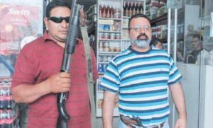 Contrato a "Terminator" para que le cuide el local